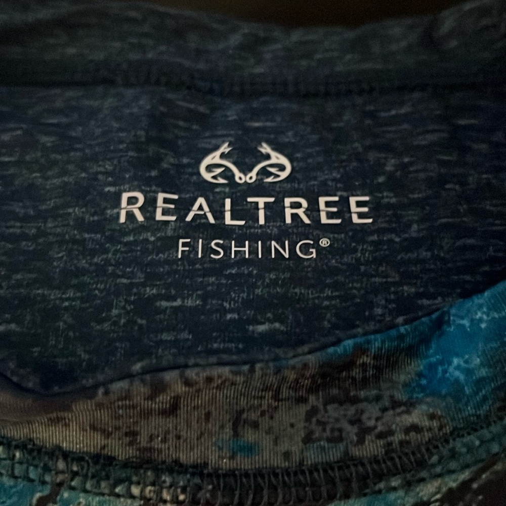 A great Realtree Fishing long sleeve Large shirt